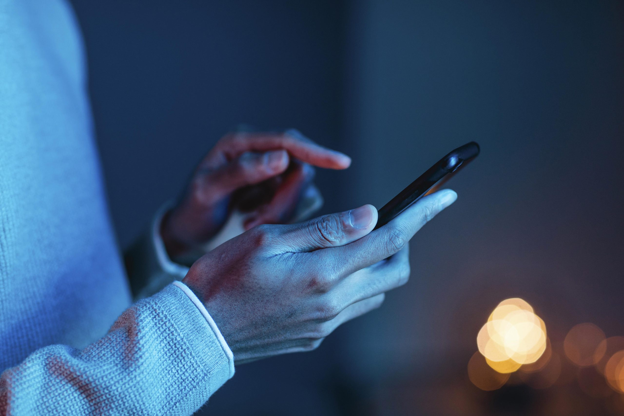 Pessoa usando o celular para simular empréstimo com garantia de imóvel